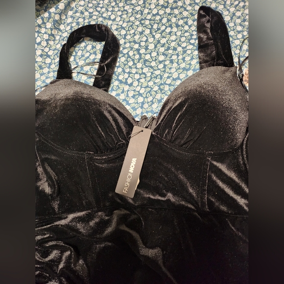 Fashion Nova Jessica Velvet Dress - Picture 5 of 8